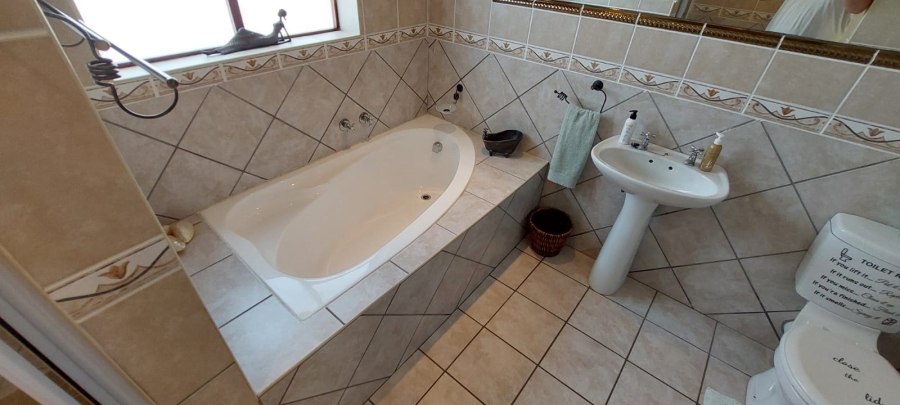 5 Bedroom Property for Sale in Wavecrest Eastern Cape